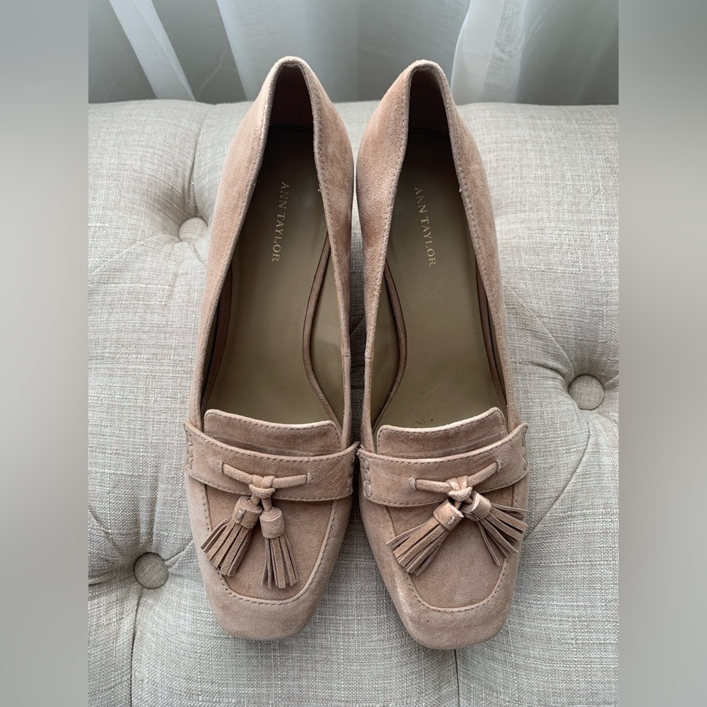 Ann Taylor Beige Suede Tassel Loafer Pump Heel 7